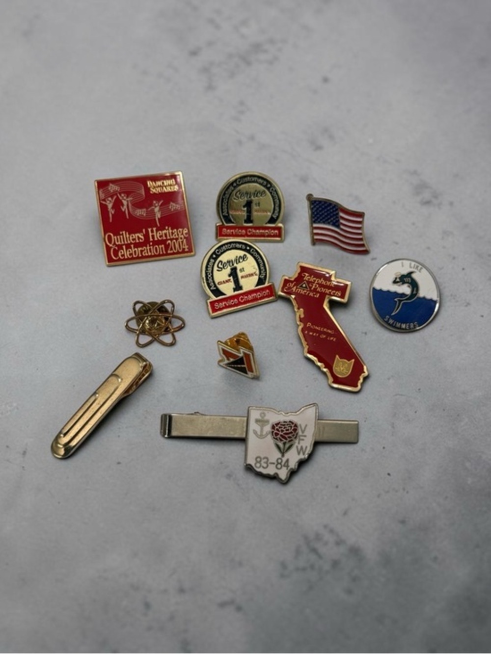 🫶🏻 Assorted Men's Red and Gold Tie Bar and Lapel Pin Set